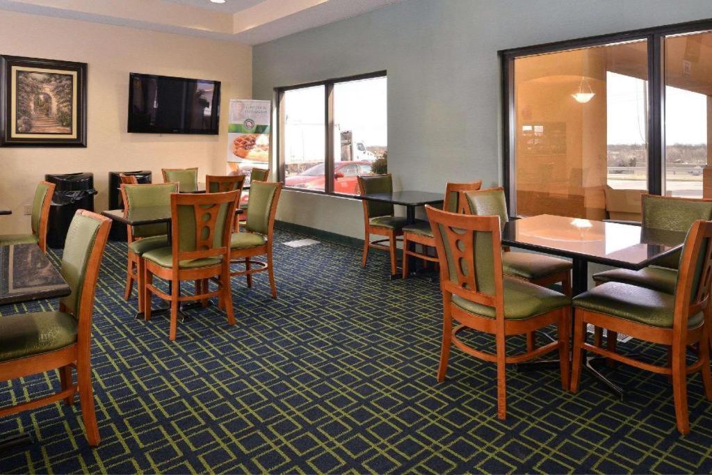 Quality Inn & Suites Jefferson City Exterior foto